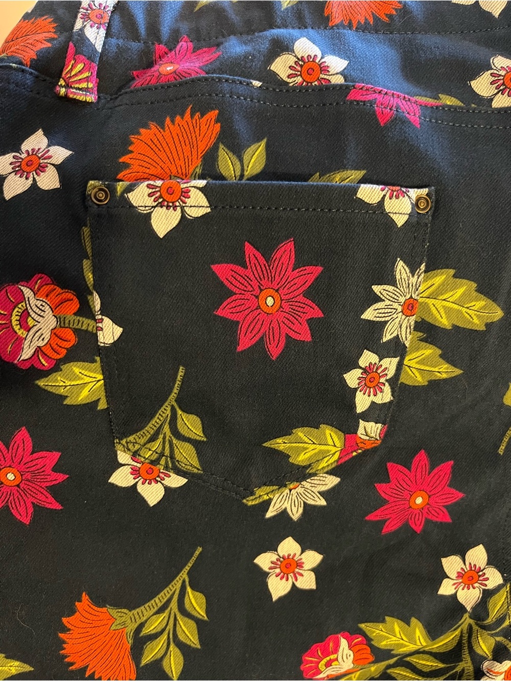Navy capri leggings with floral print. - Picture 9 of 9
